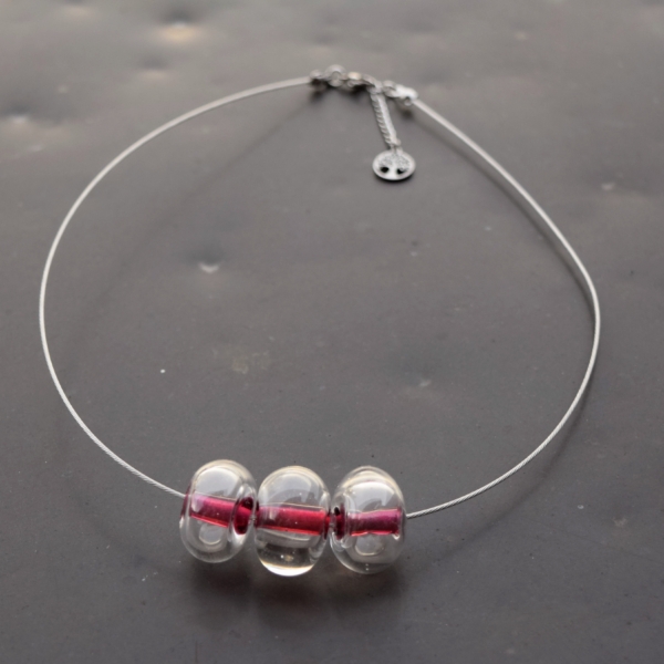 Bubbles – náhrdelník s dutými vinutými perlemi s fialovými středy – sklo Greya