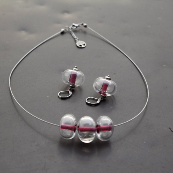 Bubbles – náhrdelník s dutými vinutými perlemi s fialovými středy – sklo Greya
