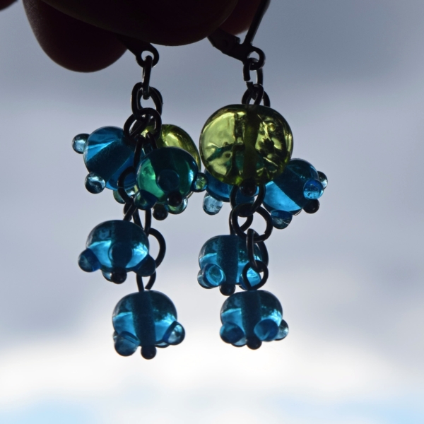 Pomněnky s lístky - náušnice s ručně vinutými perlemi - vinutky sklo a chirurgická ocel -lampwork earrings