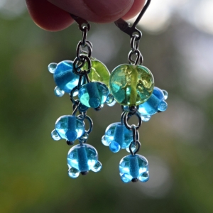 Pomněnky s lístky - náušnice s ručně vinutými perlemi - vinutky sklo a chirurgická ocel -lampwork earrings