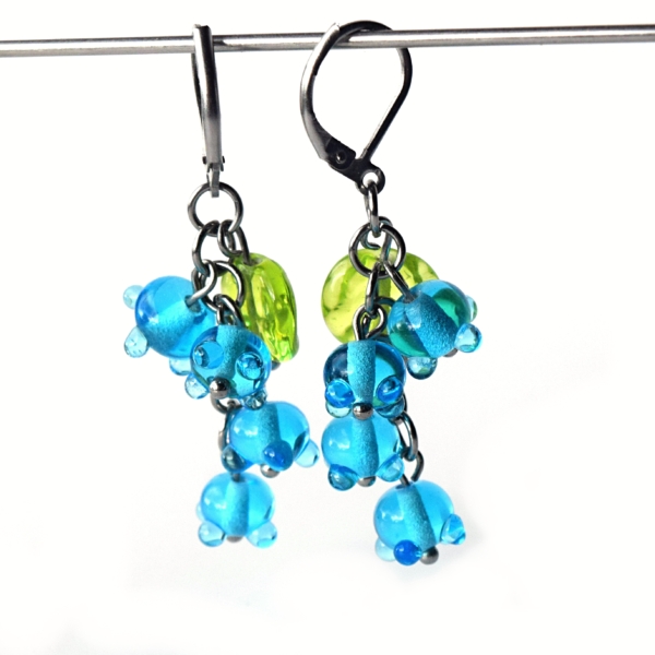 Pomněnky s lístky - náušnice s ručně vinutými perlemi - vinutky sklo a chirurgická ocel -lampwork earrings