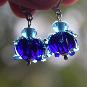 Modré kytičky - náušnice s ručně vinutými perlemi - sklo a chirurgická ocel - vinutky - lampwork earrings