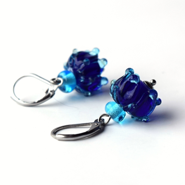 Modré kytičky - náušnice s ručně vinutými perlemi - sklo a chirurgická ocel - vinutky - lampwork earrings