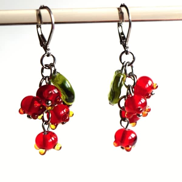 Rybízky – náušnice s ručně vinutými perlemi – skleněné vinté perle a hypoalergenní ocel - Lampwork beads earrings berries