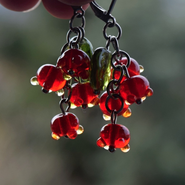 Rybízky – náušnice s ručně vinutými perlemi – skleněné vinté perle a hypoalergenní ocel - Lampwork beads earrings berries