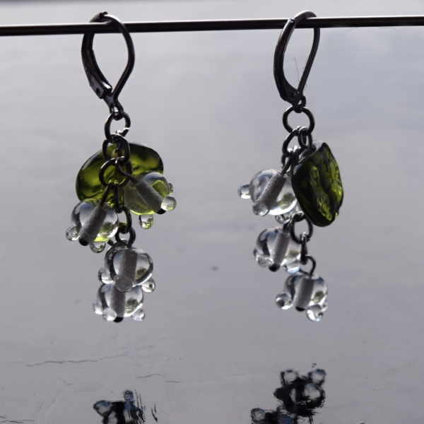 Sněženky se zelenými lístky - náušnice s ručně vinutými perlemi - vinutky sklo a chirurgická ocel -lampwork earrings