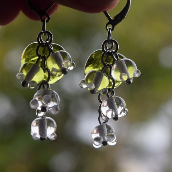 Sněženky se zelenými lístky - náušnice s ručně vinutými perlemi - vinutky sklo a chirurgická ocel -lampwork earrings