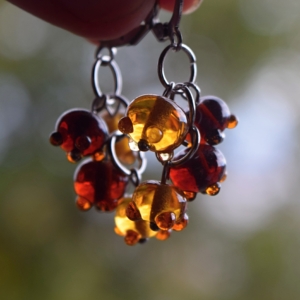 Jantarové -skleněné náušnice s ručně vinutými perlemi - vinutky sklo a chirurgická ocel - lampwork earrings