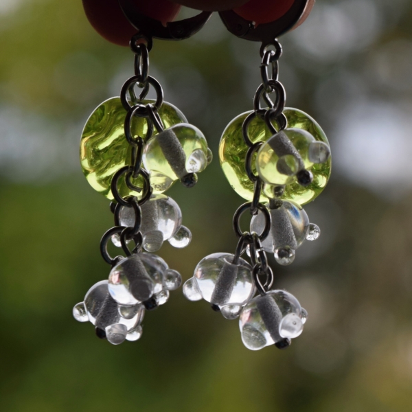 Sněženky se světle zelenými lístky - náušnice s ručně vinutými perlemi - vinutky sklo a chirurgická ocel -lampwork earrings