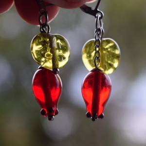 Náušnice Šípky s lístkem II- ručně vinuté korálky - sklo chirurgická ocel - lampwork earrings