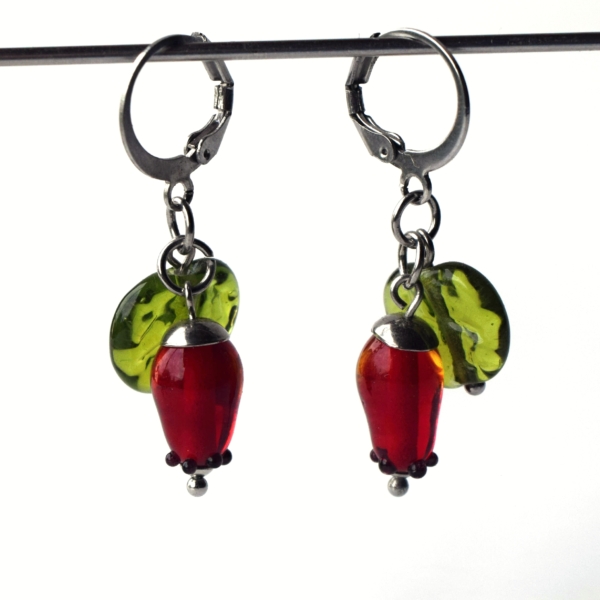 Náušnice Šípky s lístkem - ručně vinuté korálky - sklo chirurgická ocel - lampwork earrings