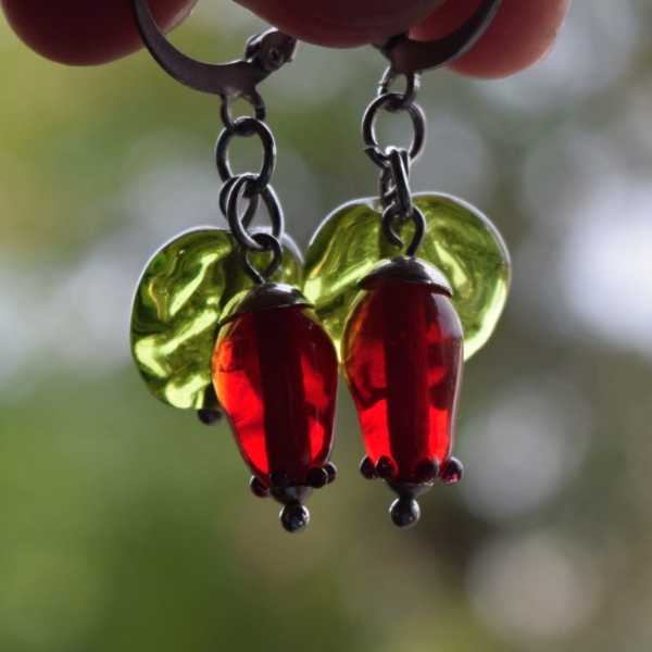 Náušnice Šípky s lístkem - ručně vinuté korálky - sklo chirurgická ocel - lampwork earrings