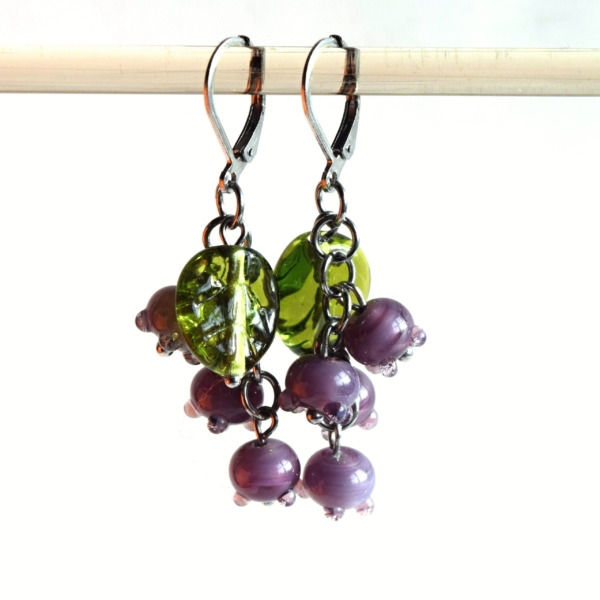 Perleťové fialové náušnice s ručně vinutými perlemi - sklo a chirurgická ocel - lampwork beads handmade earrings