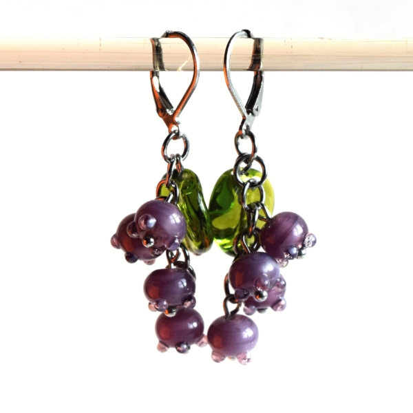 Perleťové fialové náušnice s ručně vinutými perlemi - sklo a chirurgická ocel - lampwork beads handmade earrings