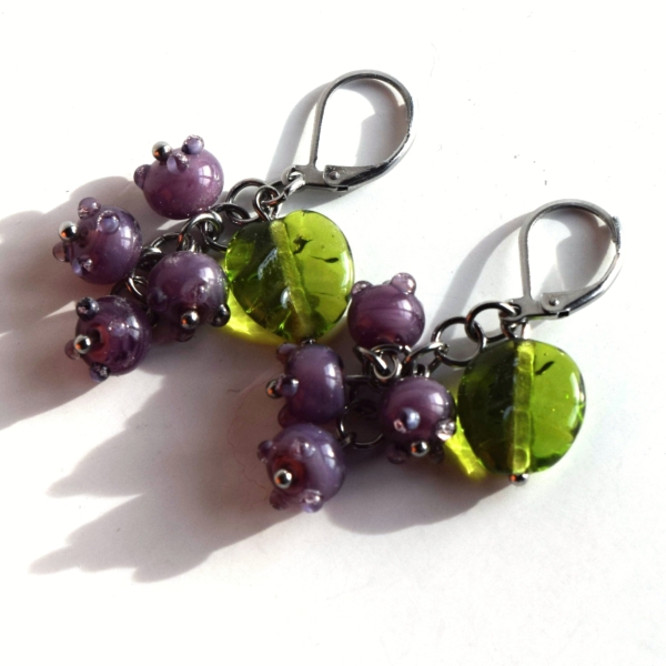 Perleťové fialové náušnice s ručně vinutými perlemi - sklo a chirurgická ocel - lampwork beads handmade earrings