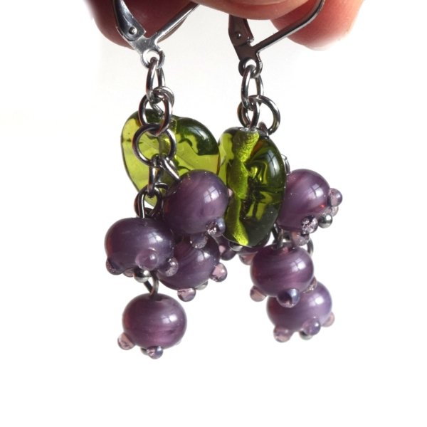 Perleťové fialové náušnice s ručně vinutými perlemi - sklo a chirurgická ocel - lampwork beads handmade earrings