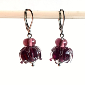 Fialové kytičky - náušnice s ručně vinutými perlemi - sklo a chirurgická ocel - lampwork earrings