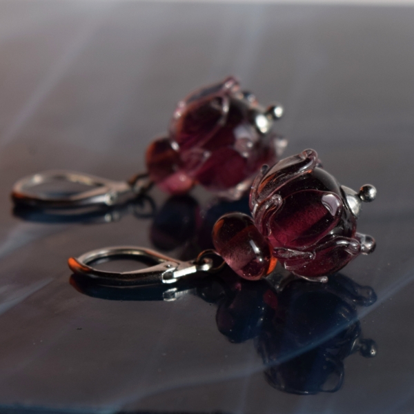 Fialové kytičky - náušnice s ručně vinutými perlemi - sklo a chirurgická ocel - lampwork earrings